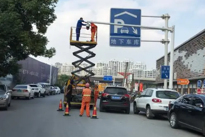 高空升降平臺(tái)車讓紅綠燈的檢修更加高效安全